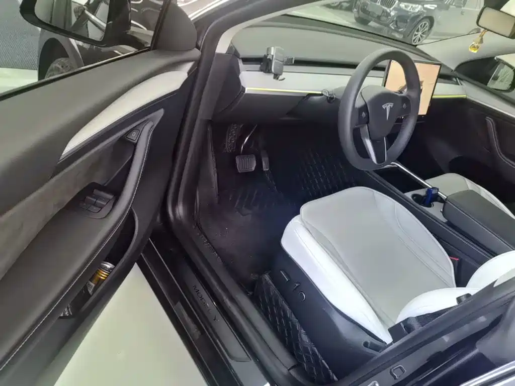 Tesla Model Y — миниатюра 16