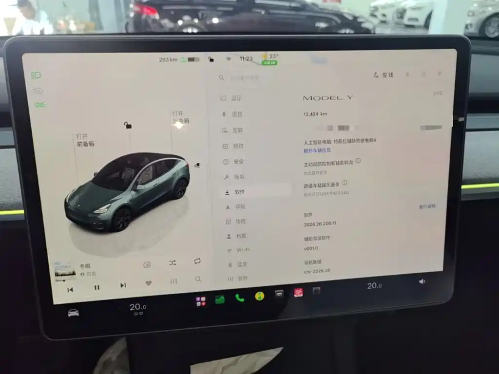 Tesla Model Y — миниатюра 12