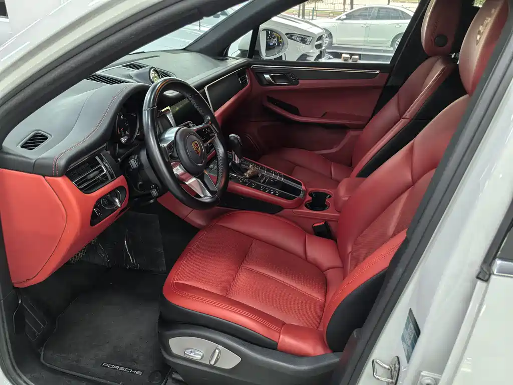 PORSCHE MACAN