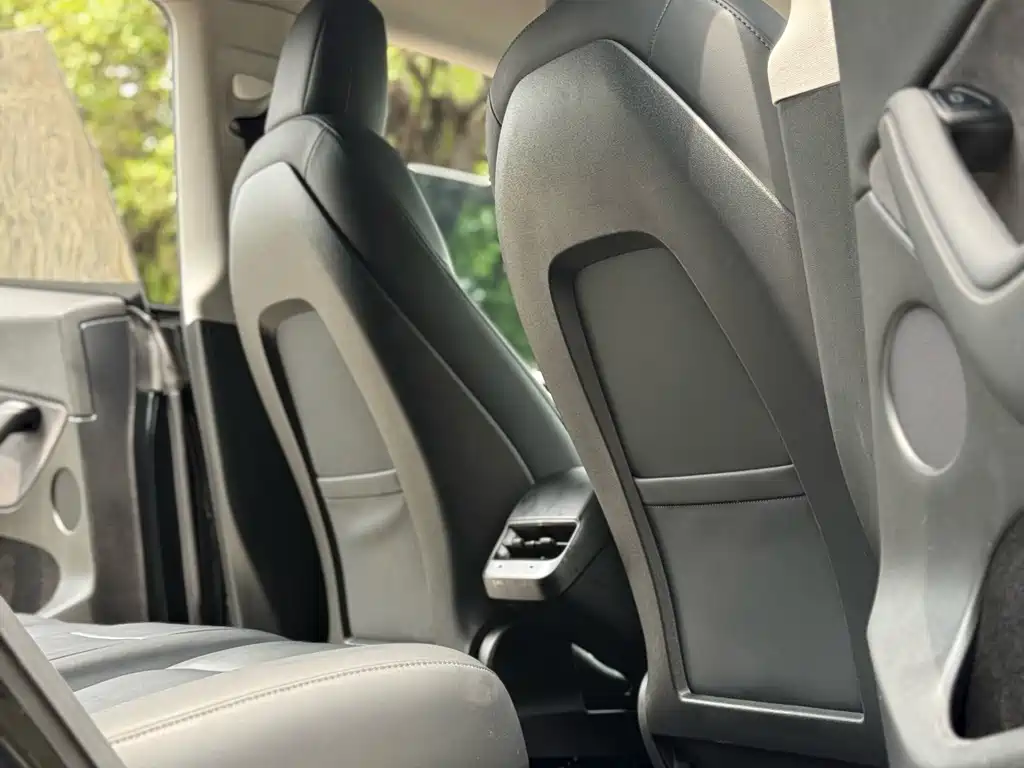 Tesla Model Y — миниатюра 18