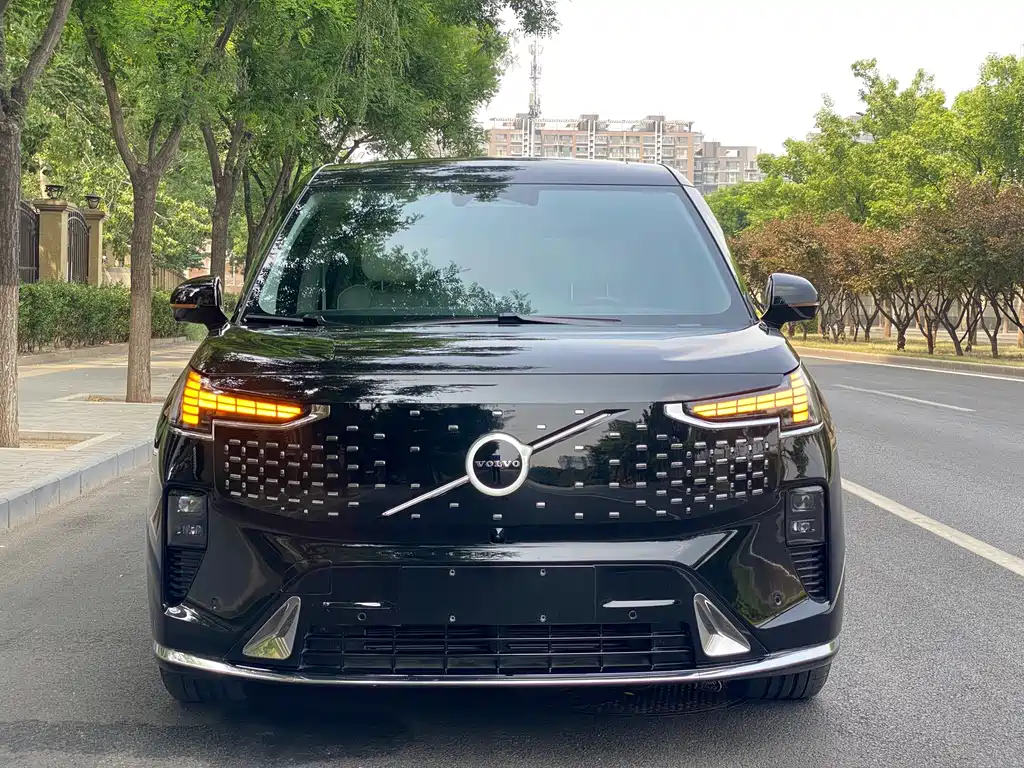 Volvo EM90 2025 Ultra мест