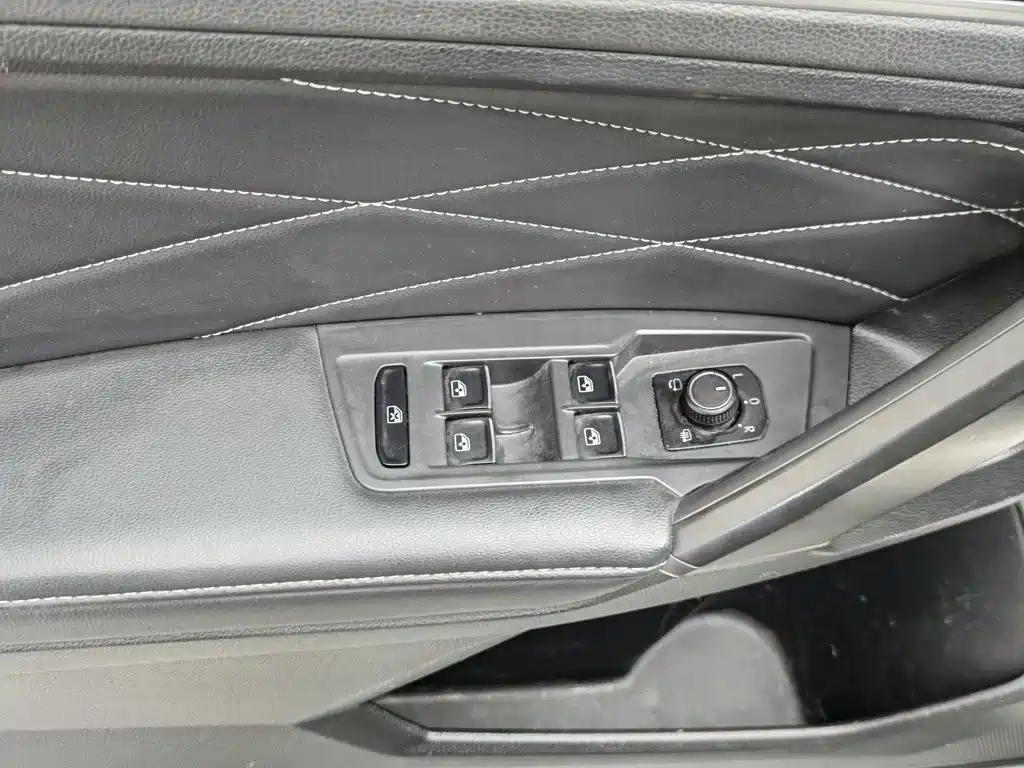 Volkswagen Tiguan L L 2023 330TSI AT Smart