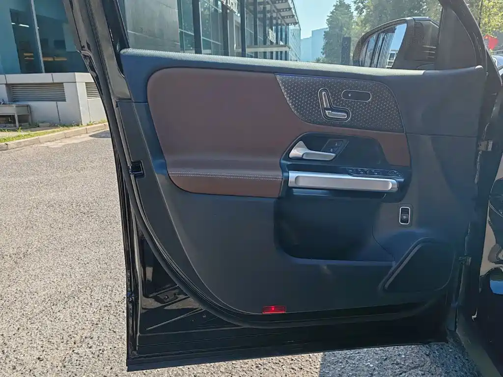 Mercedes-Benz GLB — миниатюра 12