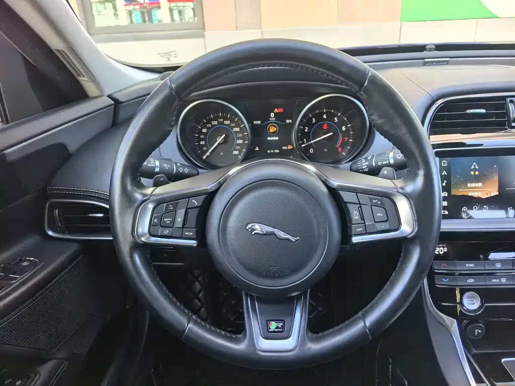 Jaguar XE — миниатюра 6
