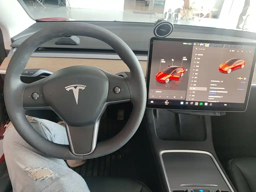 Tesla Model 3 — миниатюра 10
