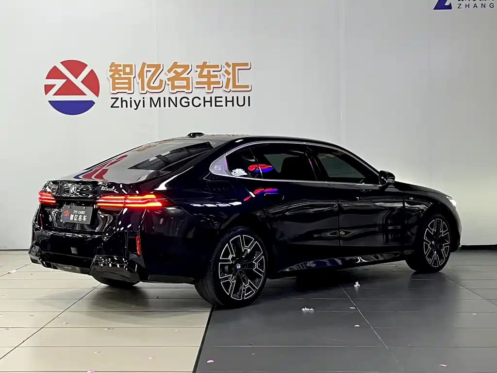 BMW 5 Series — миниатюра 5