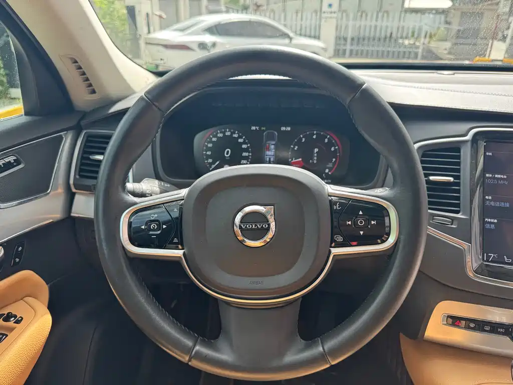 Volvo XC90 — миниатюра 10