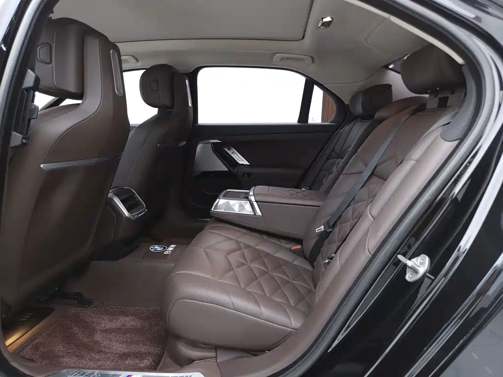 BMW 7 Series — миниатюра 9