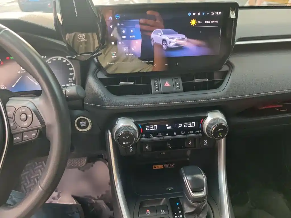 Toyota RAV4 — миниатюра 6
