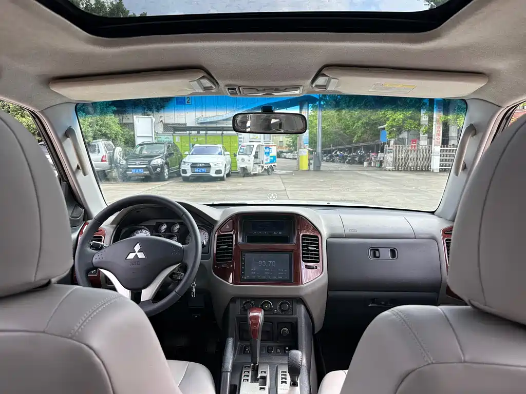 Mitsubishi Pajero — миниатюра 11