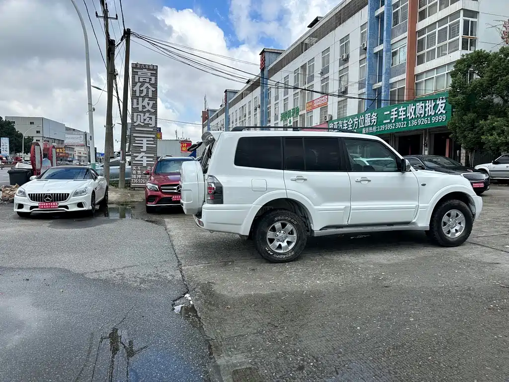Mitsubishi Pajero — миниатюра 5