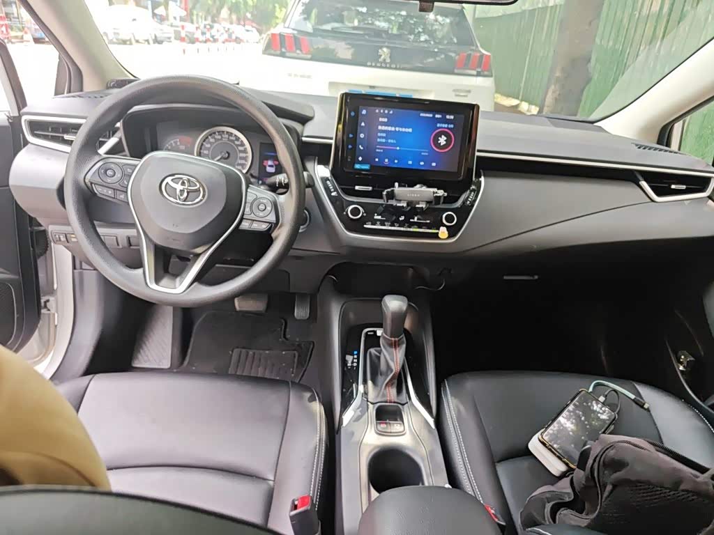 Toyota Corolla 1.2 л 2021 г. Белый, пробег 19700 км