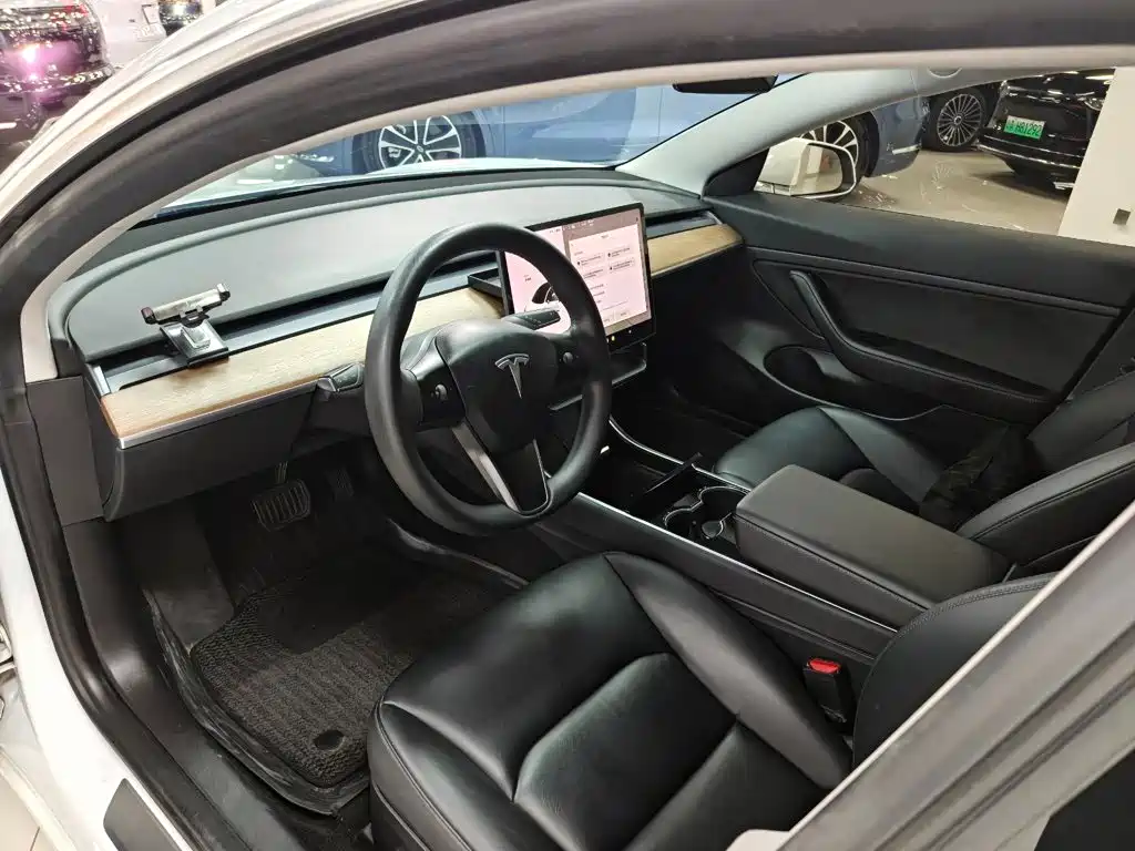 Tesla Model 3 — миниатюра 10