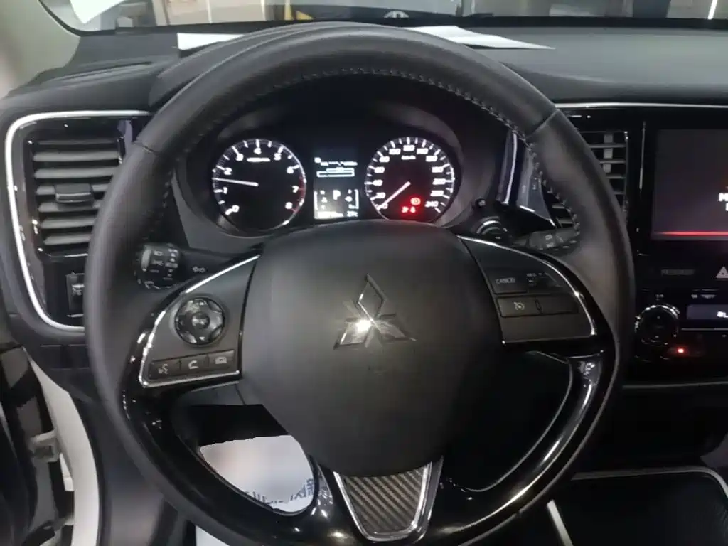Mitsubishi Outlander — миниатюра 11
