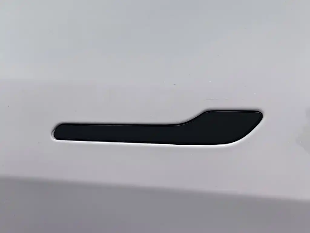 Tesla Model Y — миниатюра 18