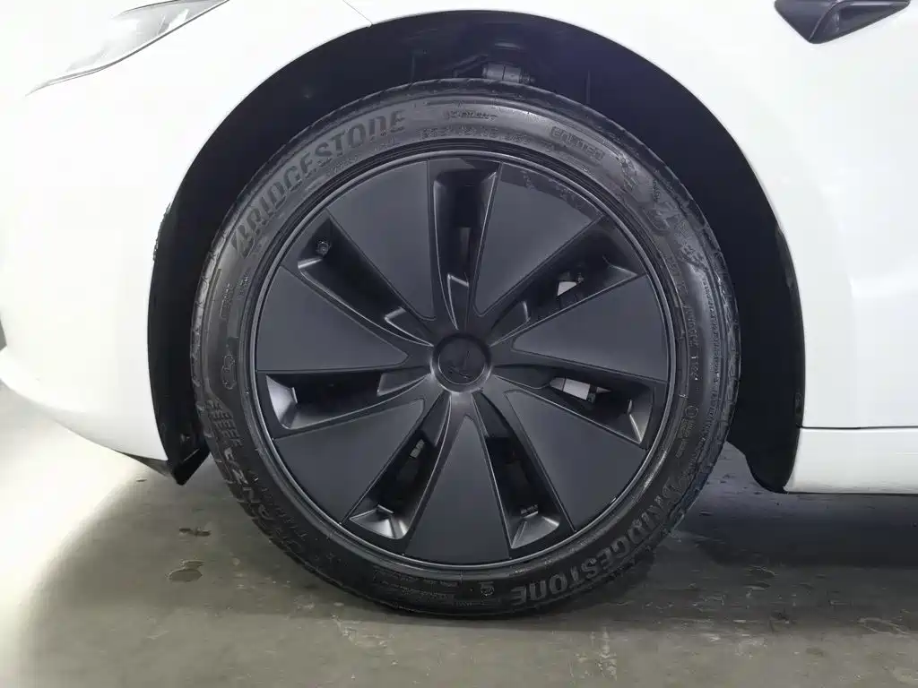 Tesla Model 3 — миниатюра 17
