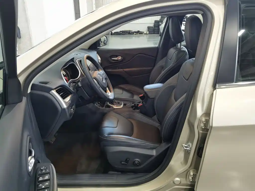 Jeep Cherokee — миниатюра 10