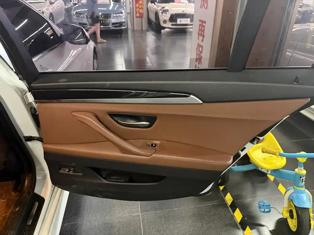BMW 5 Series — миниатюра 8