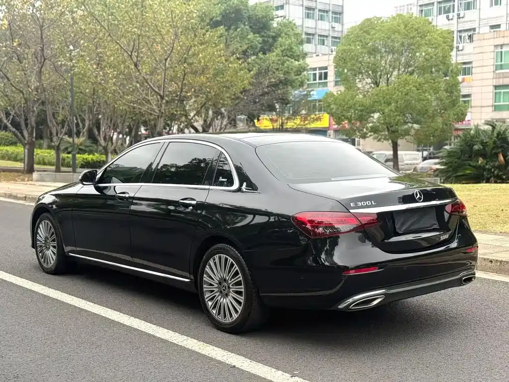 Mercedes-Benz E-Class — миниатюра 7