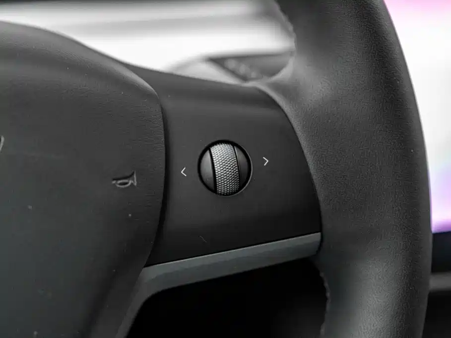 Tesla Model Y — миниатюра 9