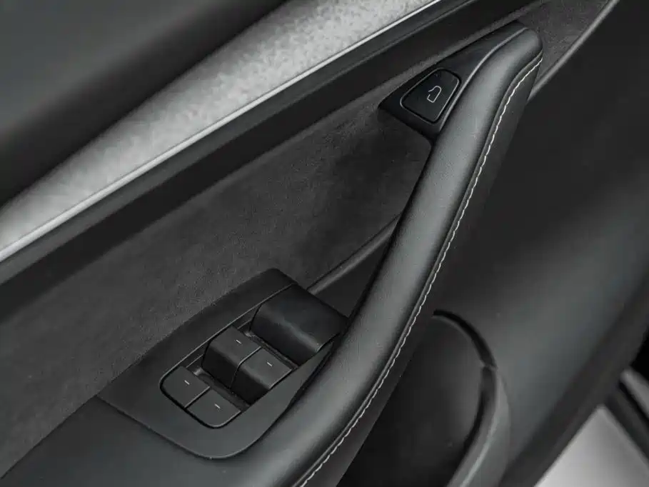 Tesla Model Y — миниатюра 12