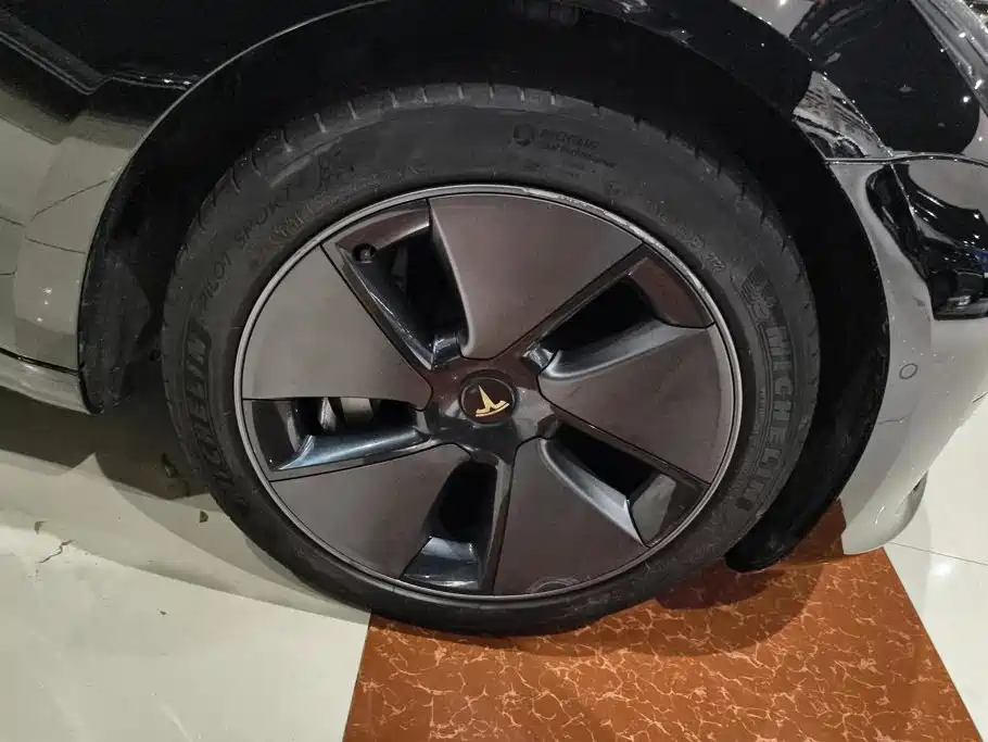 Tesla Model 3 — миниатюра 6