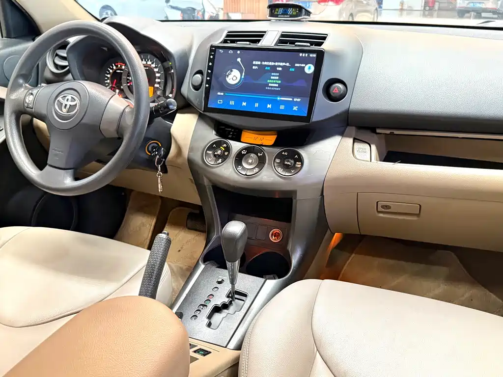 Toyota RAV4 — миниатюра 9