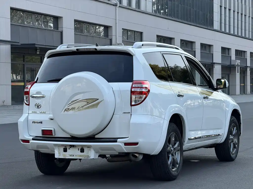 Toyota RAV4 — миниатюра 6