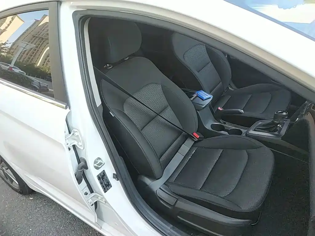 Hyundai Elantra — миниатюра 25