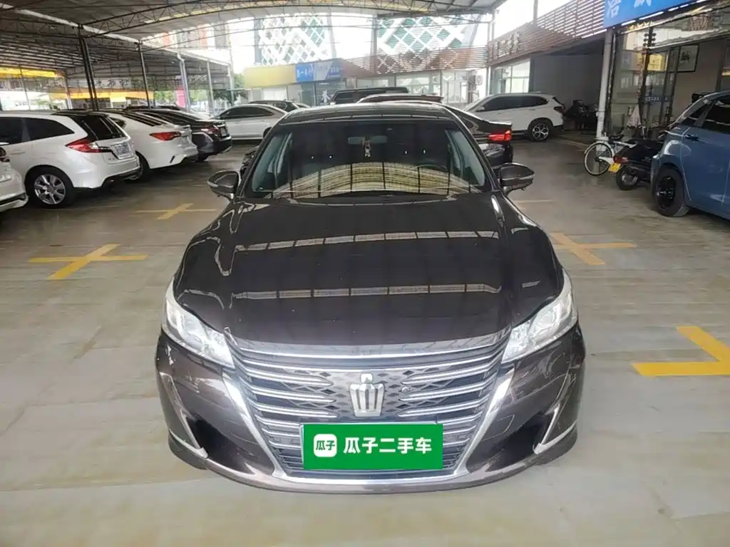 Toyota Crown — миниатюра 3