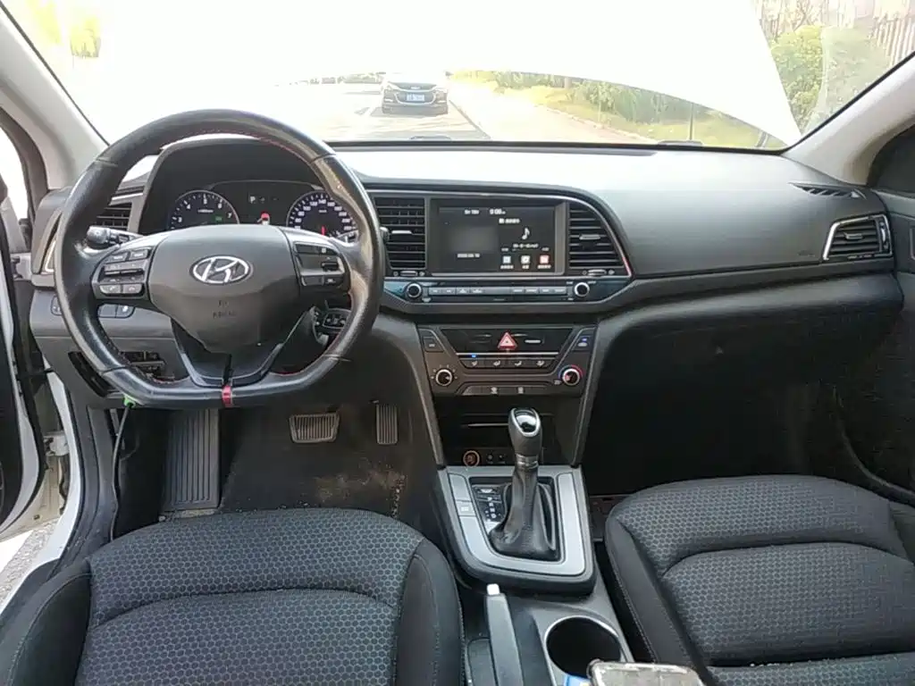 Hyundai Elantra — миниатюра 10