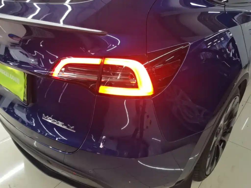 Tesla Model Y — миниатюра 8