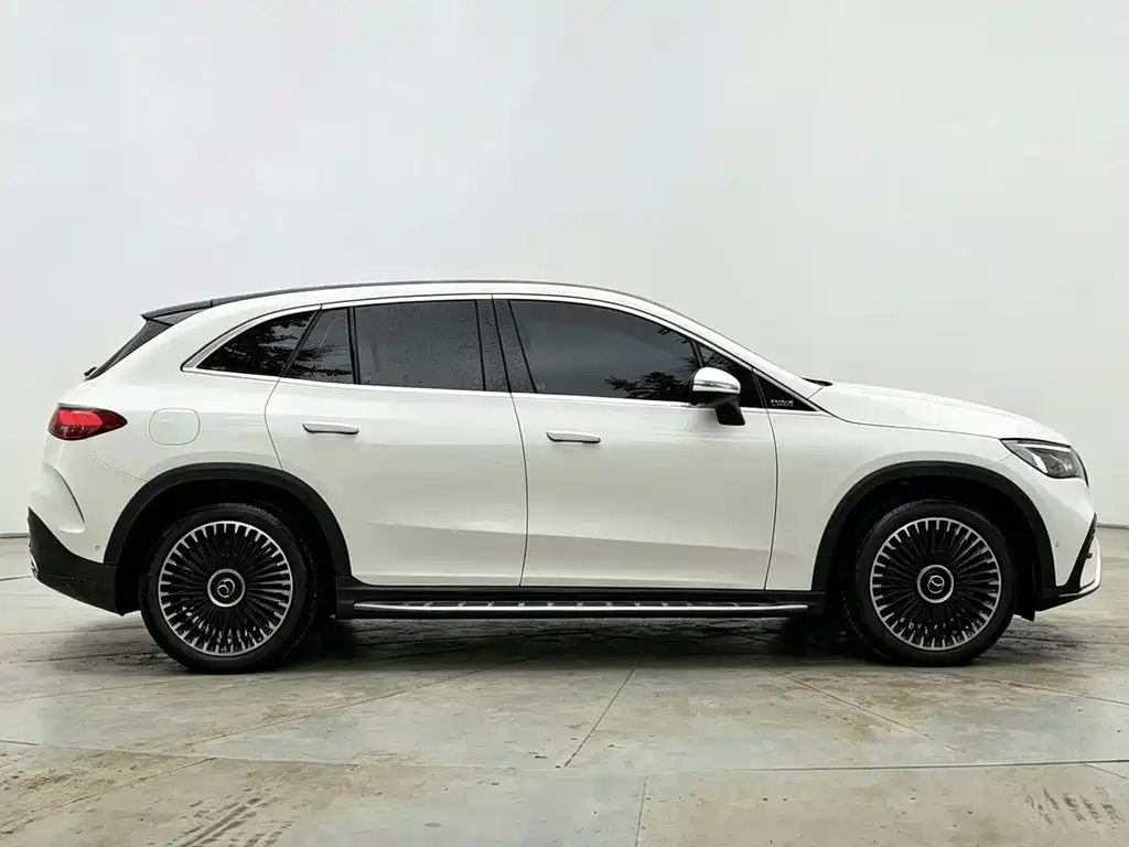 Mercedes-Benz EQE SUV — миниатюра 10