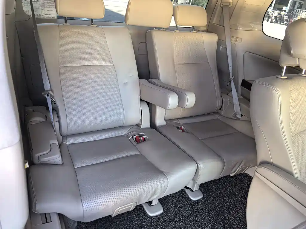 Toyota Alphard — миниатюра 16