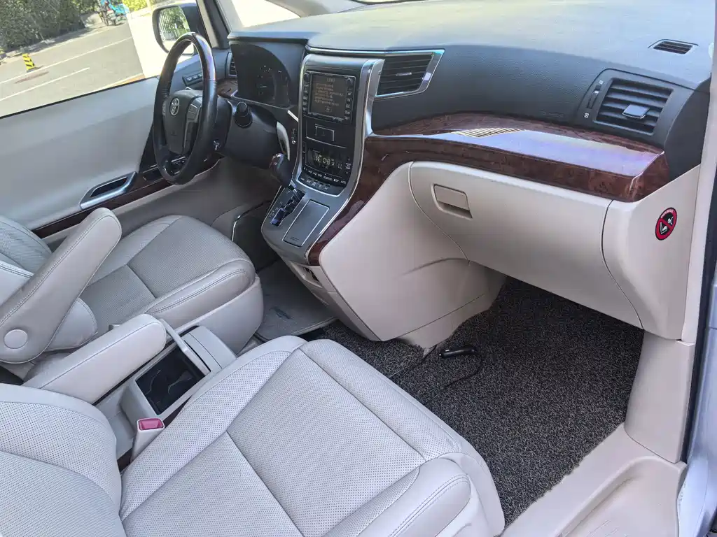 Toyota Alphard — миниатюра 13