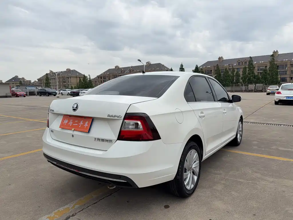 Skoda Rapid — миниатюра 6