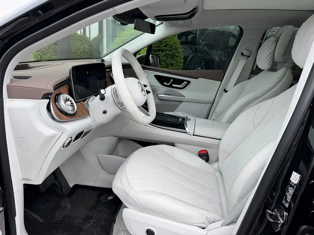 Mercedes-Benz EQE SUV — миниатюра 18