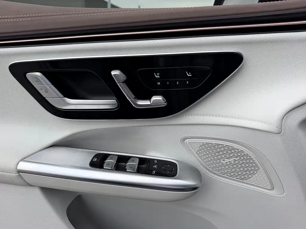Mercedes-Benz EQE SUV — миниатюра 15
