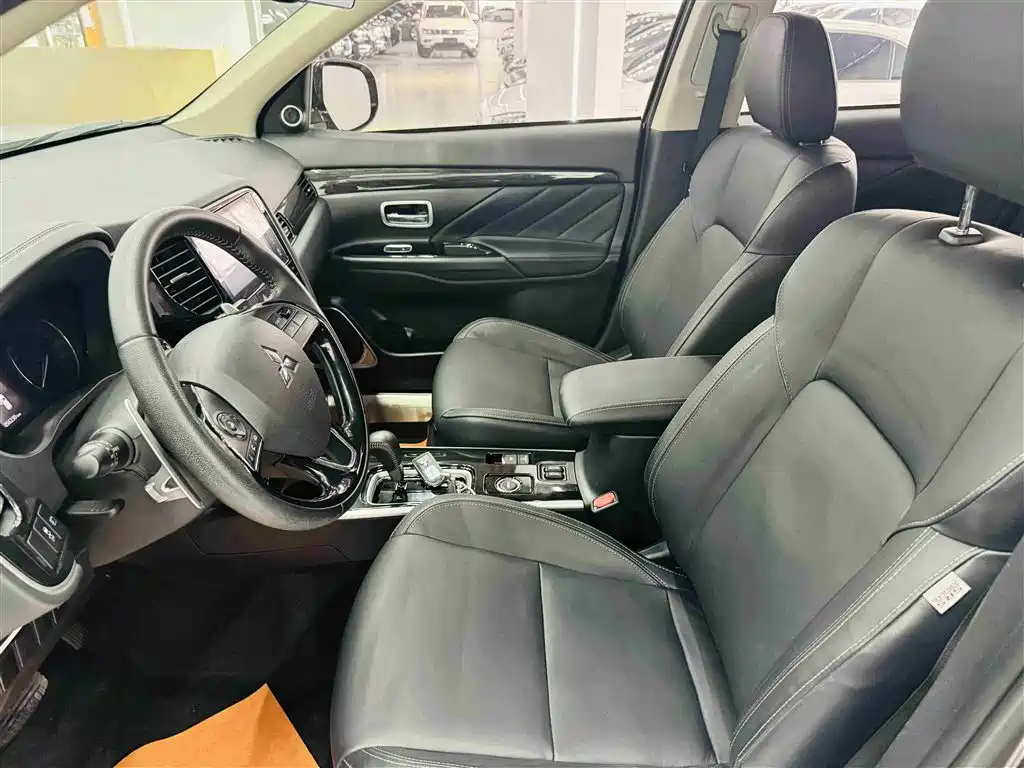 MITSUBISHI OUTLANDER