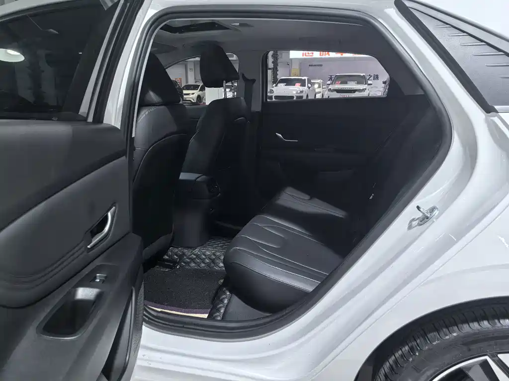 Hyundai Elantra — миниатюра 10
