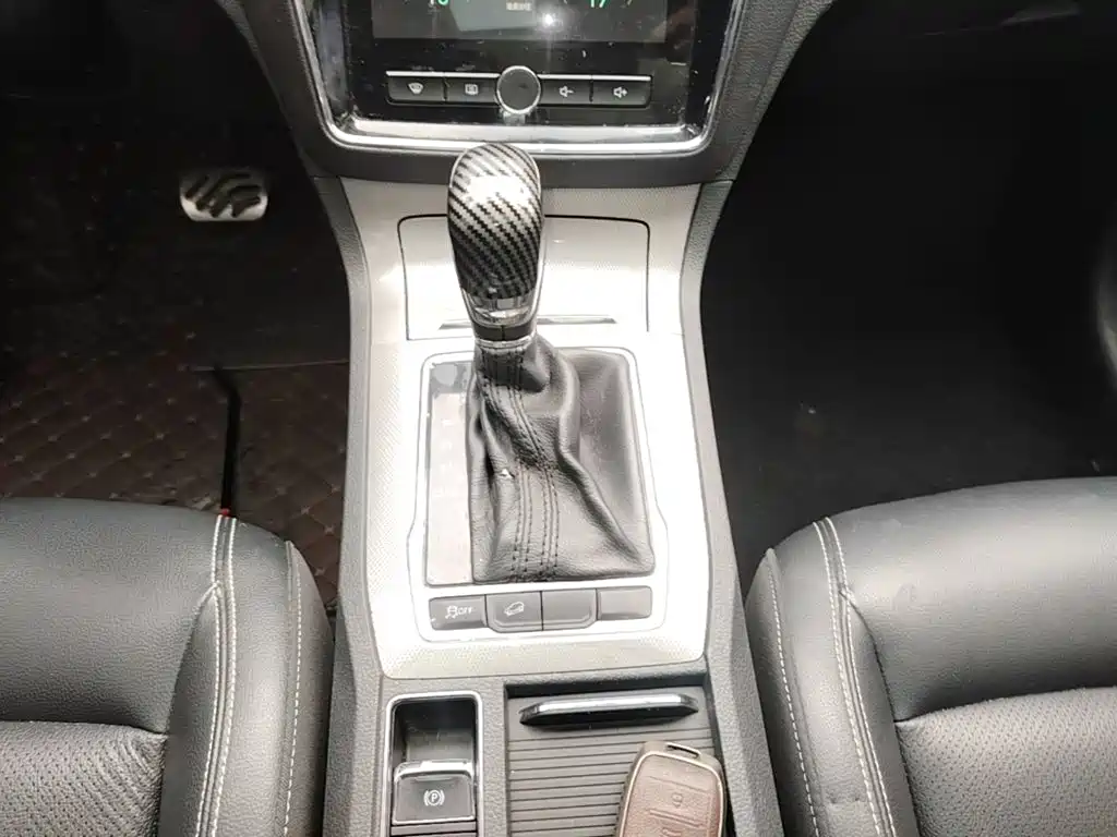 Roewe RX5 — миниатюра 10