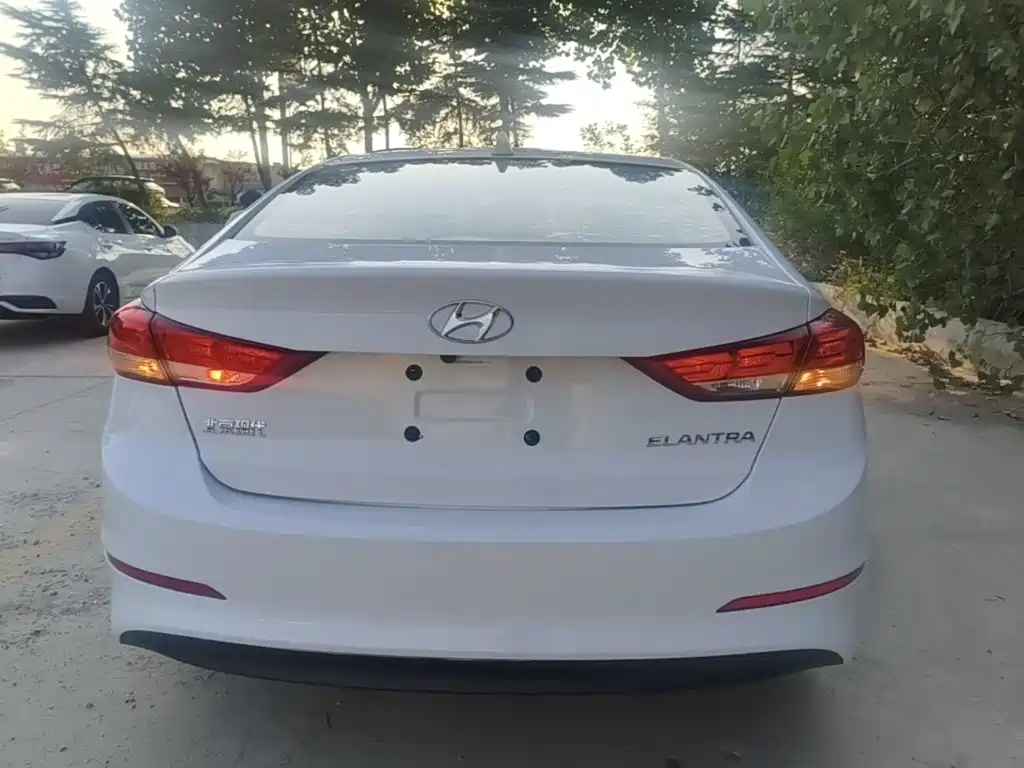 Hyundai Elantra — миниатюра 6