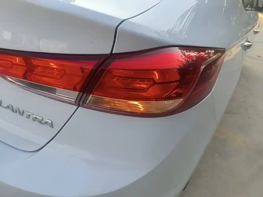Hyundai Elantra — миниатюра 8