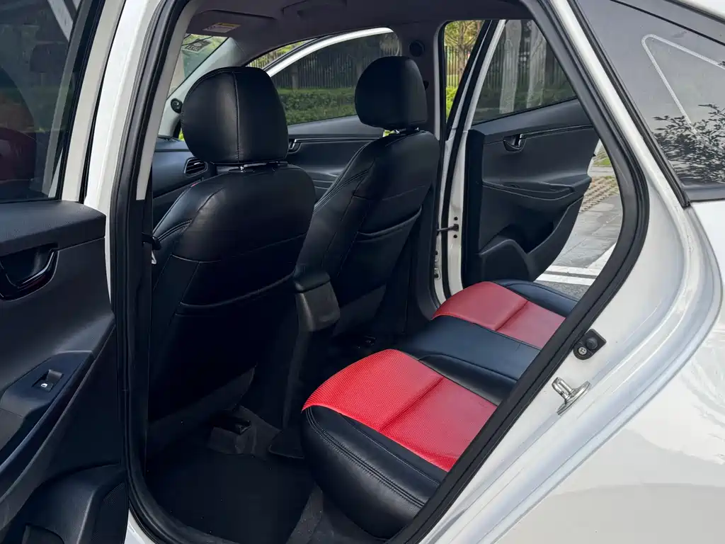 Hyundai Elantra — миниатюра 21