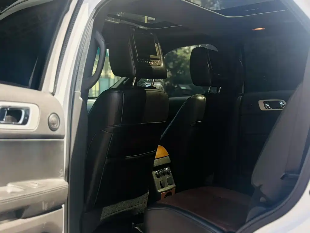 Ford Explorer (Import) — миниатюра 7