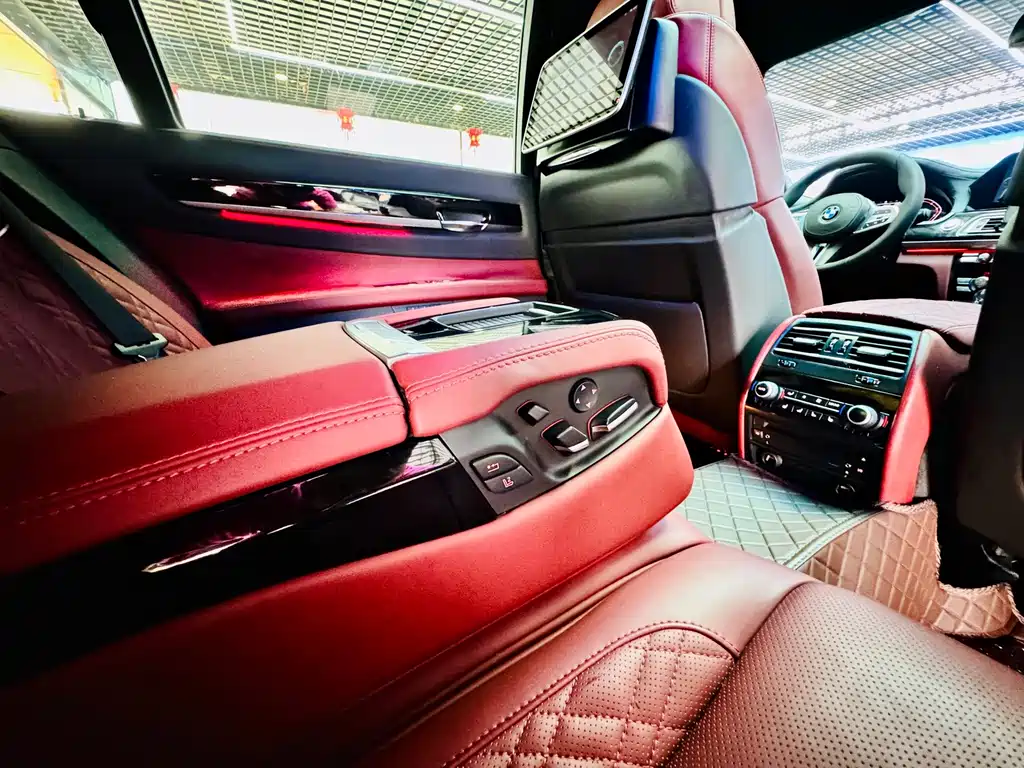 BMW 7 Series — миниатюра 13