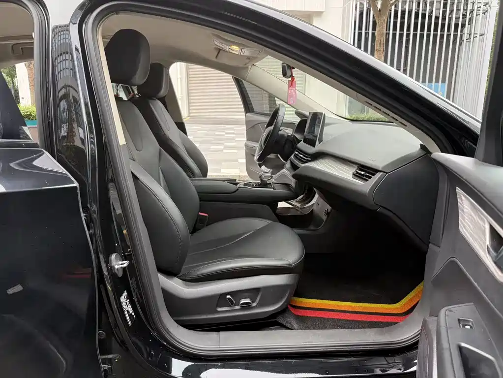 Hongqi Hongqi E-QM5 — миниатюра 6