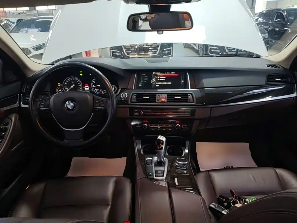 BMW 5 Series — миниатюра 10