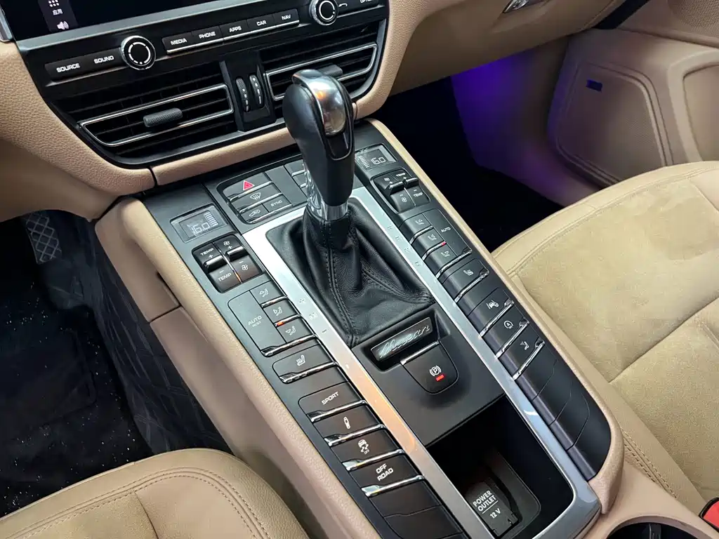 PORSCHE MACAN