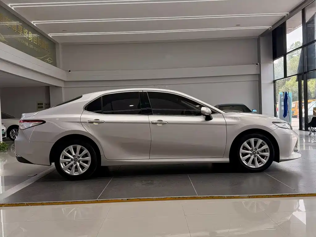 Toyota Camry — миниатюра 4